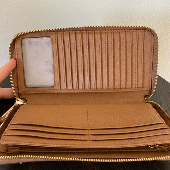 Donated - Michael Kors wallet - Picture 5 of 7